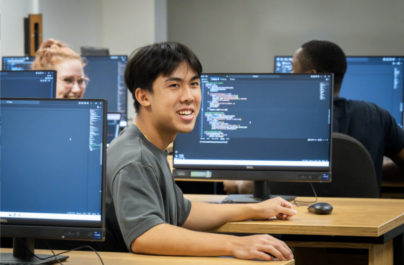 Étudiants dans dans un laboratoire informatique